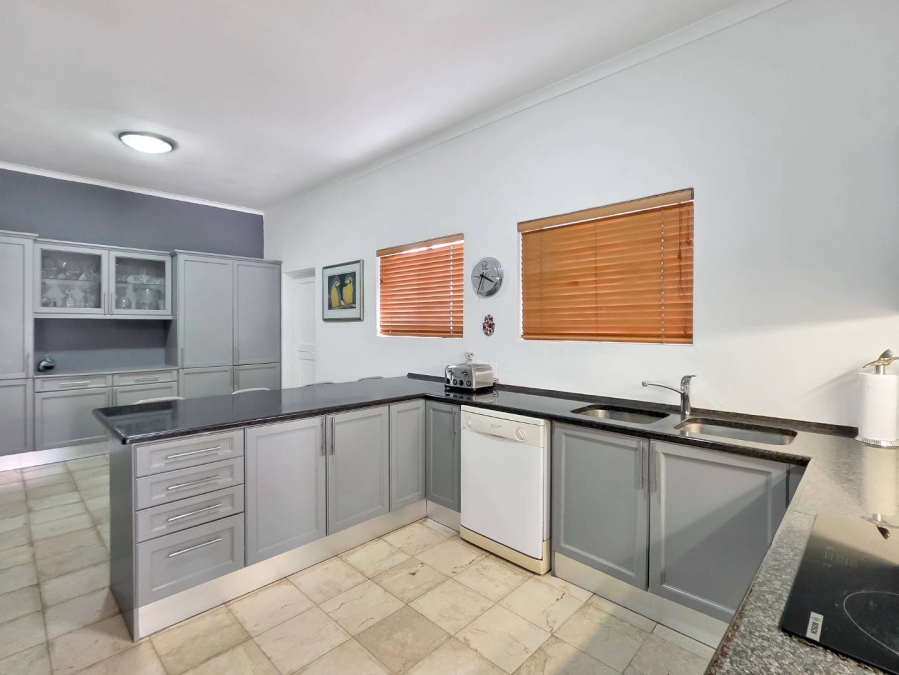 4 Bedroom Property for Sale in Fresnaye Western Cape